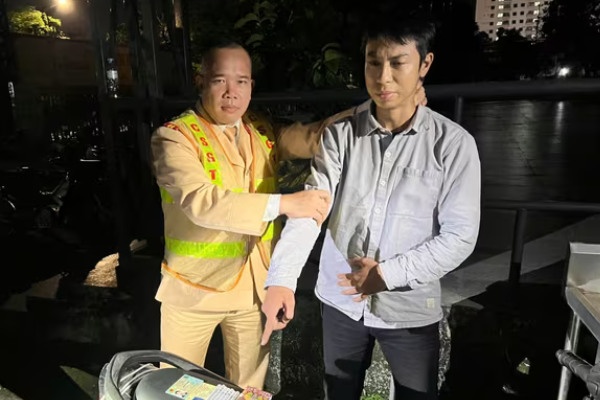 Nam thanh nien 'phe' ma tuy, giau 9 dieu can sa trong tui xach hinh anh