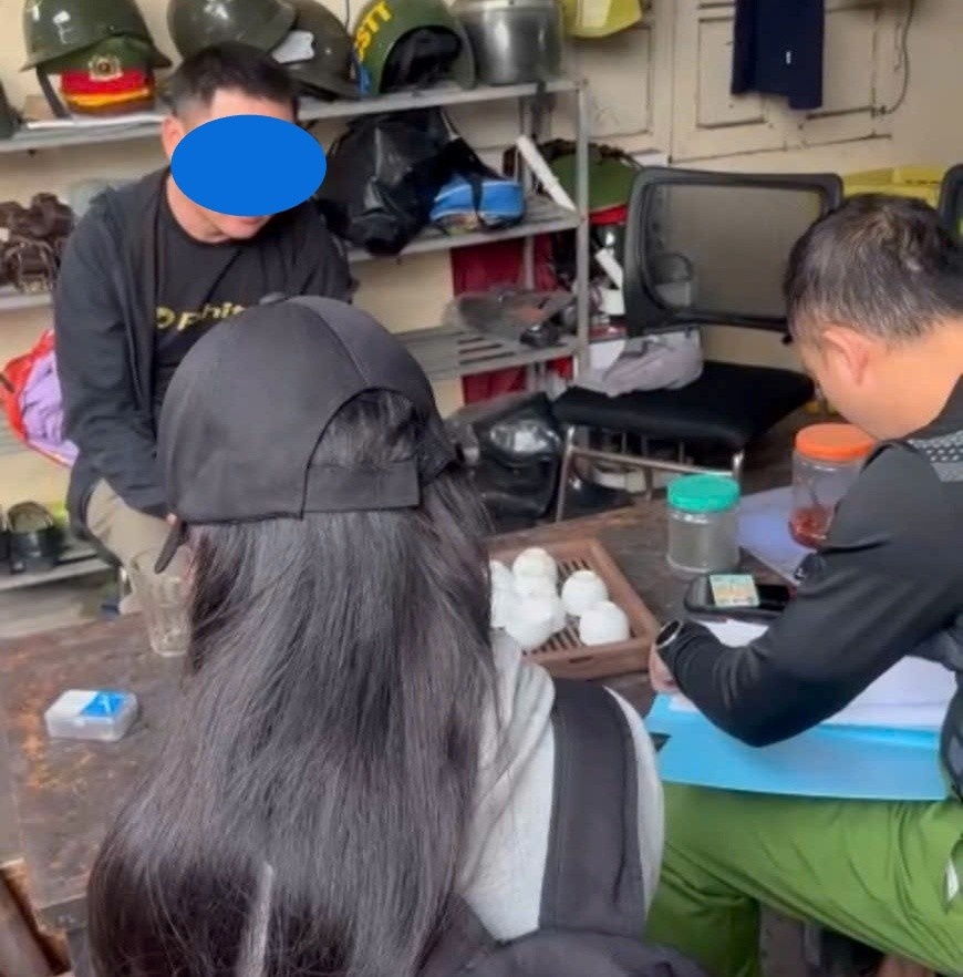 sam so thieu nu, o ben xe buyt anh 2