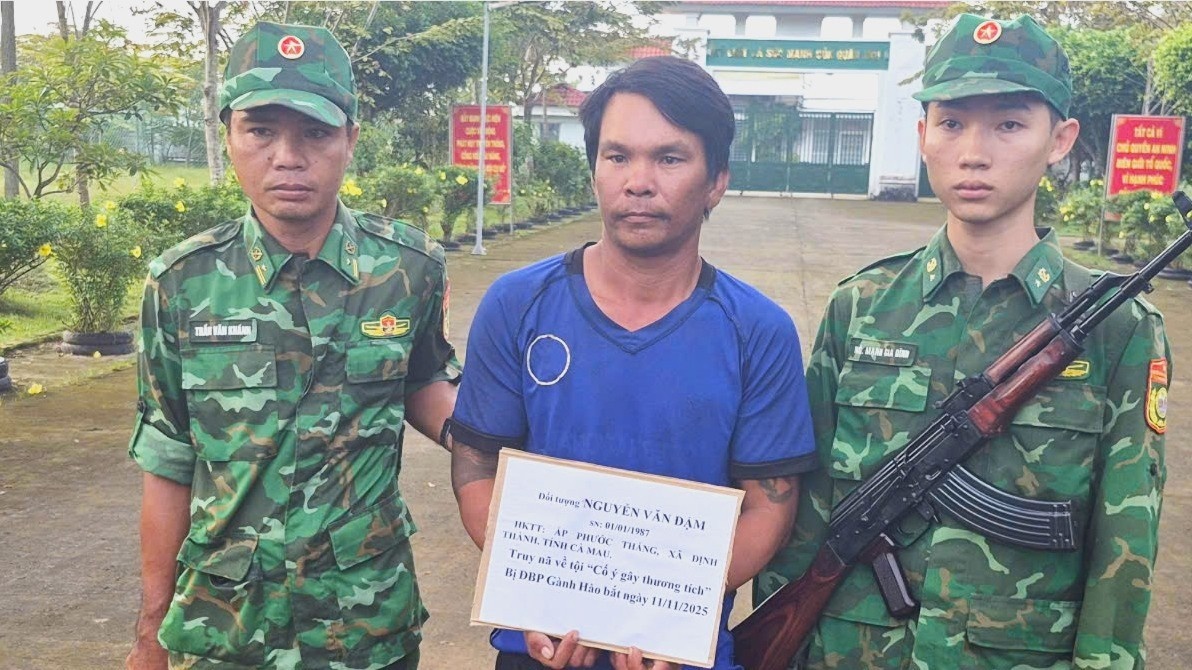 Doi tuong truy na lan tron tren tau ca hinh anh