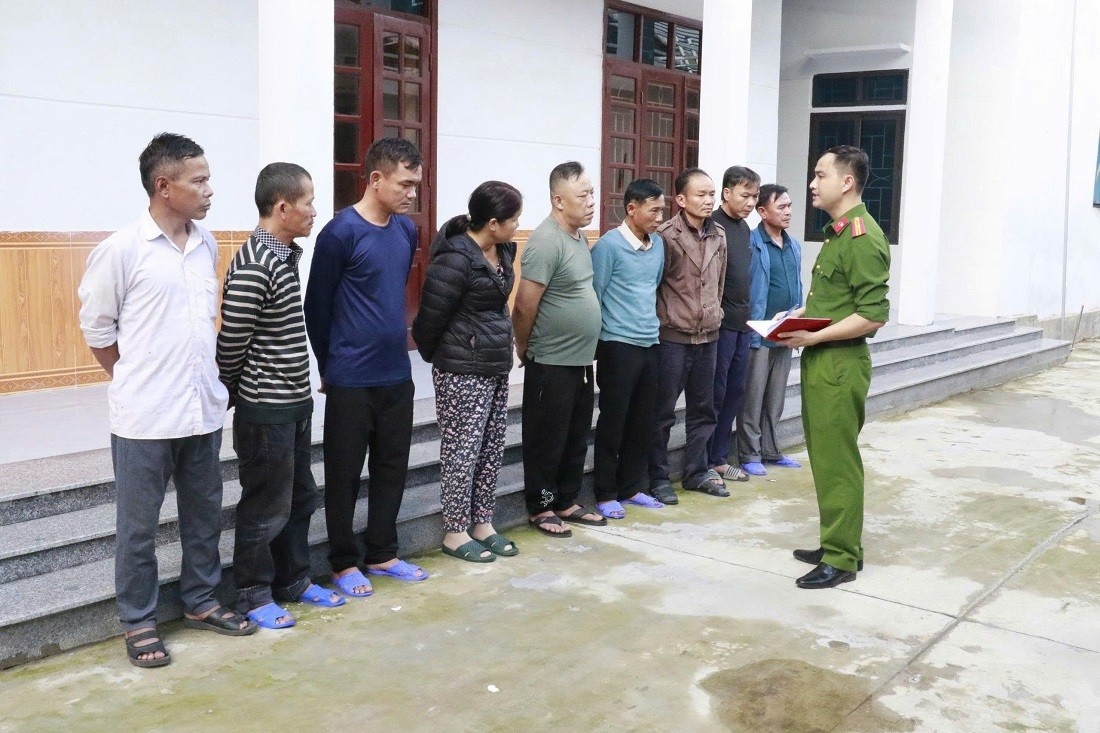 Gia dinh co tang,  To chuc danh bac anh 1