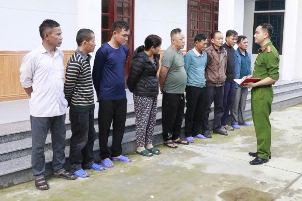 Lay co den chia buon cung gia dinh co tang le de to chuc danh bac hinh anh