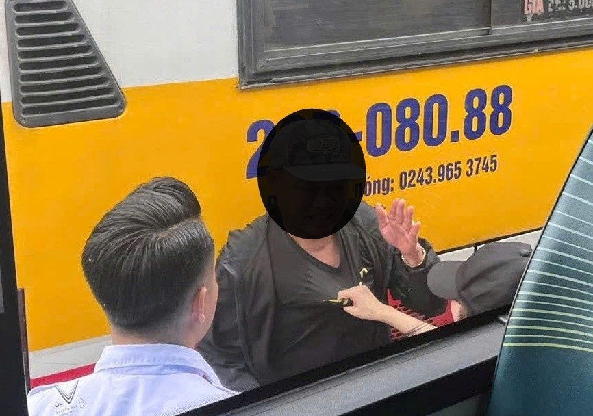 sam so thieu nu, o ben xe buyt anh 1