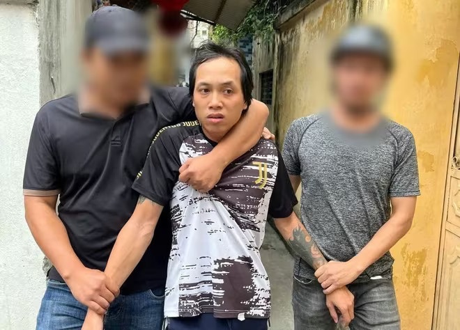 Dang di bo doc bo ho Tam Bac, nguoi phu nu bi cuop giat iPhone hinh anh