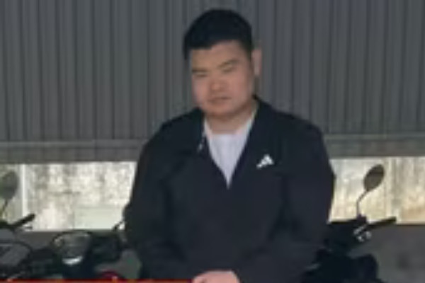 Nguoi nuoc ngoai su dung thiet bi gia lap website ngan hang hinh anh