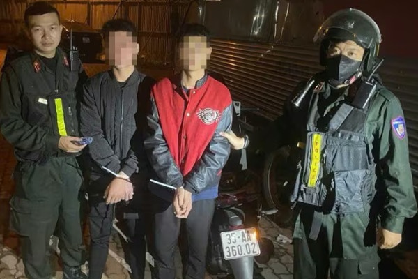 Nhom thanh nien dang 'hut can', bi to cong tac 141 tuan tra phat hien hinh anh