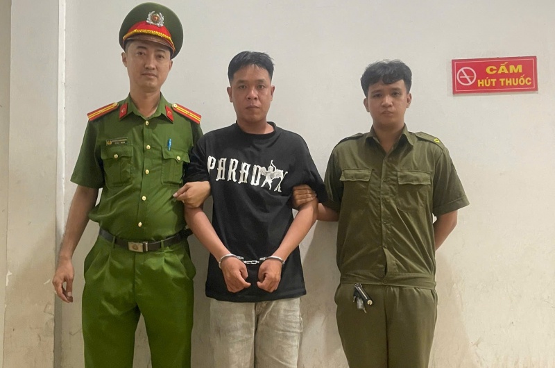 Bat doi tuong cuop giat day chuyen sau 7 gio gay an hinh anh