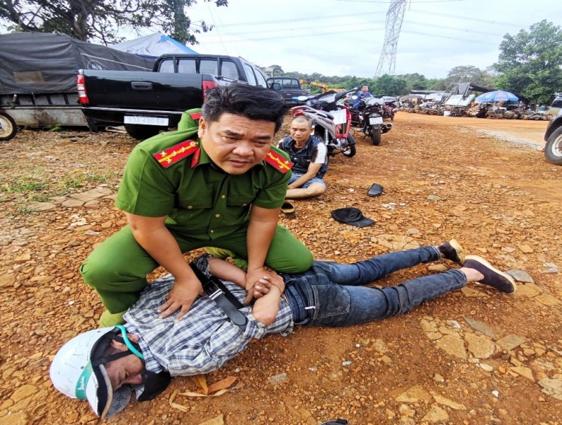 Chau trom kim cuong,  dong ho Rolex,  Than bai goc Viet anh 2