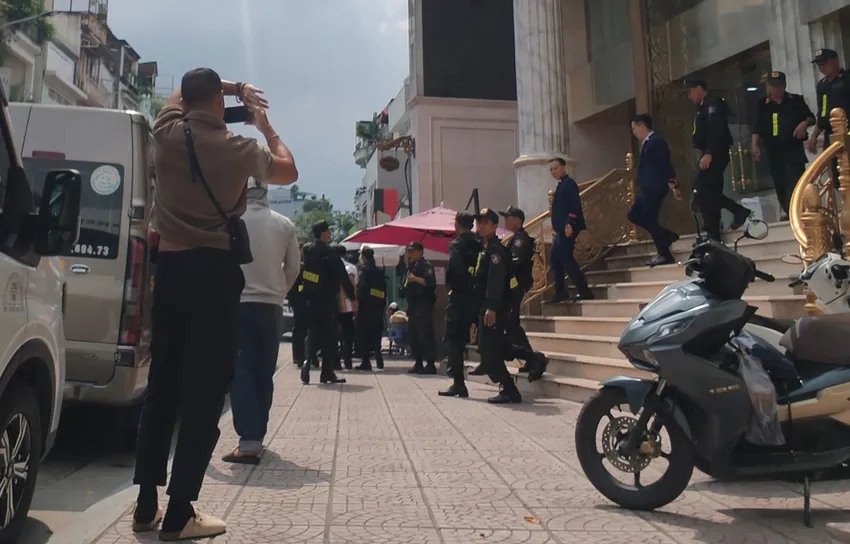 Canh sat co mat tai biet thu cua chu tham my vien Mailisa o TP.HCM hinh anh