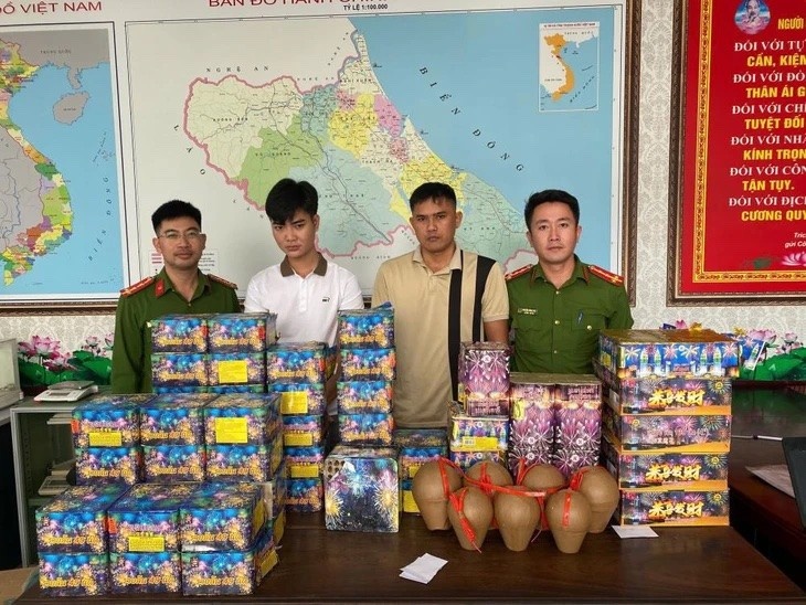 Triet pha duong day buon ban hon 6 tan phao no hinh anh