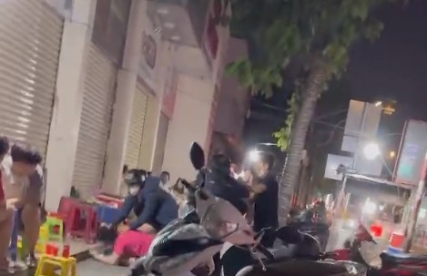 Mau thuan mua ban, co gai bi nguoi dan ong danh dap da man tren duong hinh anh