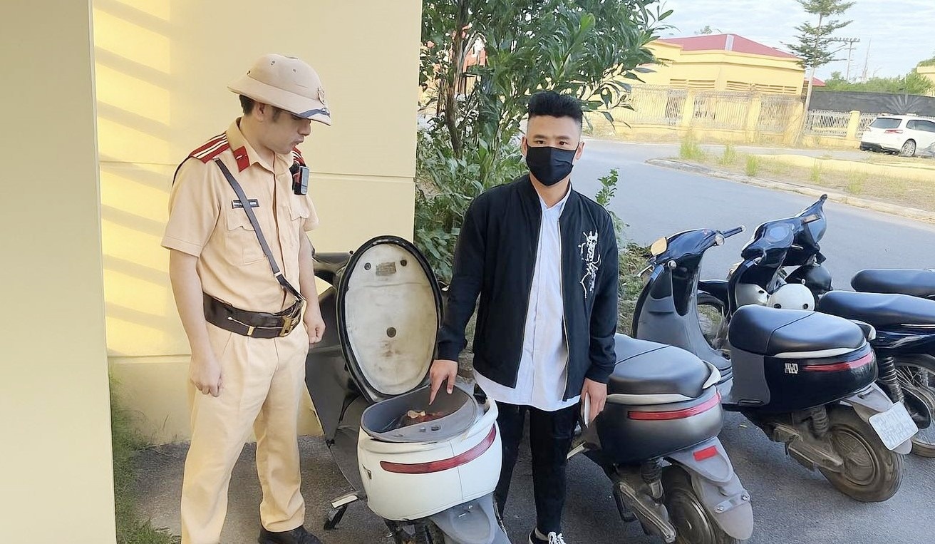 CSGT xu ly loat ‘tay choi’ tu y do xe may dien hinh anh