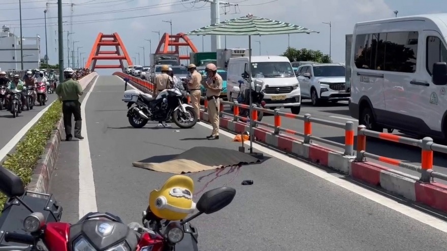 Bat 4 doi tuong danh nguoi, cuop xe duoi gam cau Binh Loi hinh anh