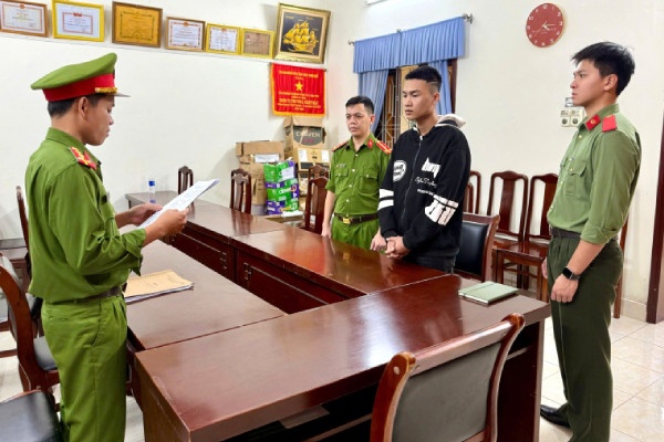 Bat nam thanh nien 'phe' ma tuy lai oto gay tai nan chet nguoi hinh anh