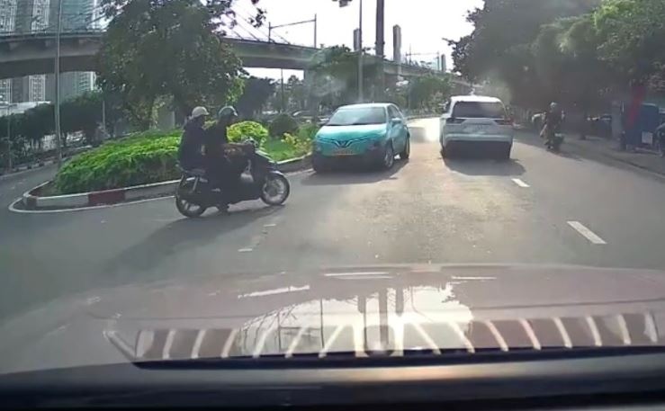 Tai xe taxi cong nghe di nguoc chieu bi phat 19 trieu dong hinh anh