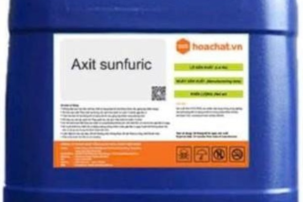 100 can axit sunfuric bi lu cuon troi, cong an phat canh bao nguy hiem hinh anh
