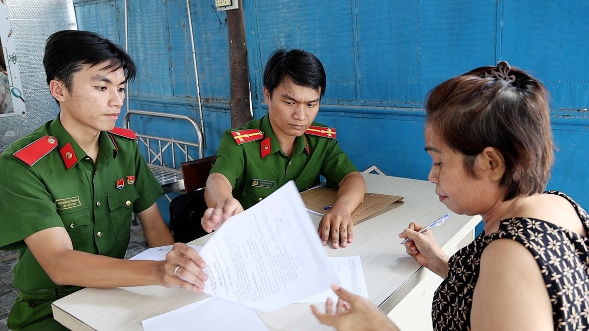 Khoi to vu nu dao chich gia vo mua roi cuom so day chuyen gan 50 trieu hinh anh