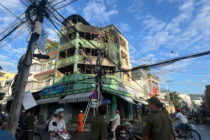 Chay nha tro o Nha Trang luc rang sang, nhieu nguoi hoang loan bo chay hinh anh