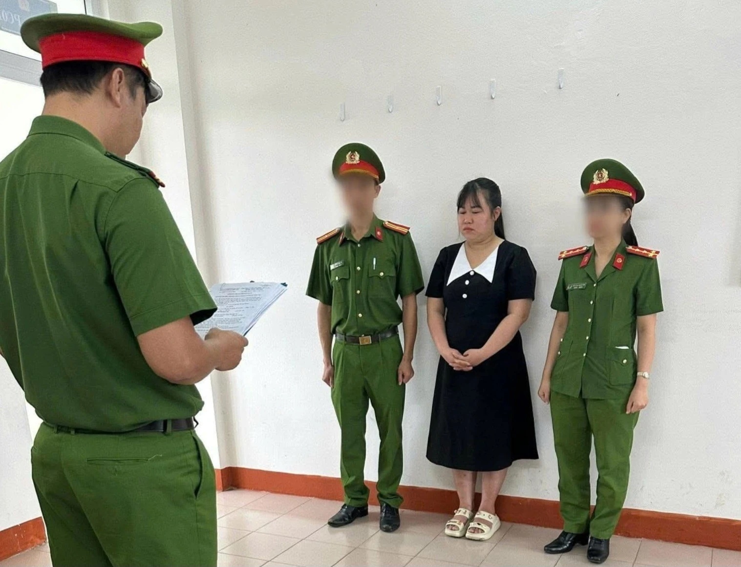 'Nu quai' nhan lam ho so chuyen nhuong roi chiem doat hang loat lo dat hinh anh