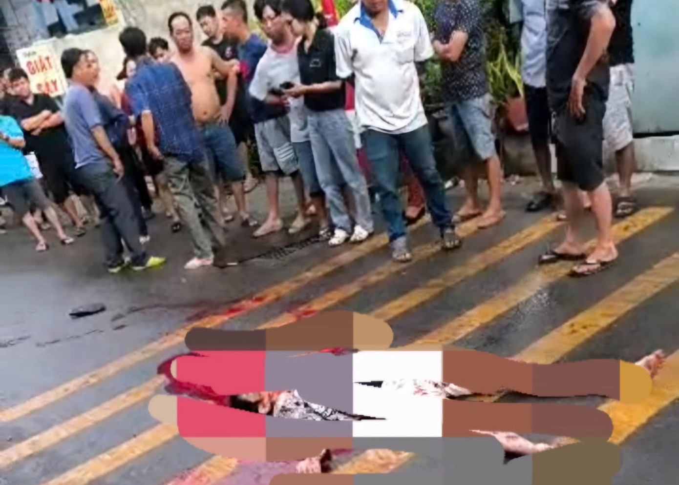 Nguoi dan ong tu vong giua duong o TP.HCM nghi bi truy sat hinh anh