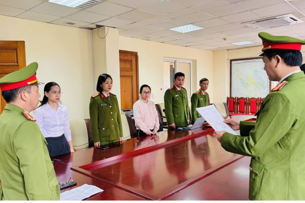 Khoi to 4 nguoi lien quan den du an lan can da doc song Hong o Lao Cai hinh anh