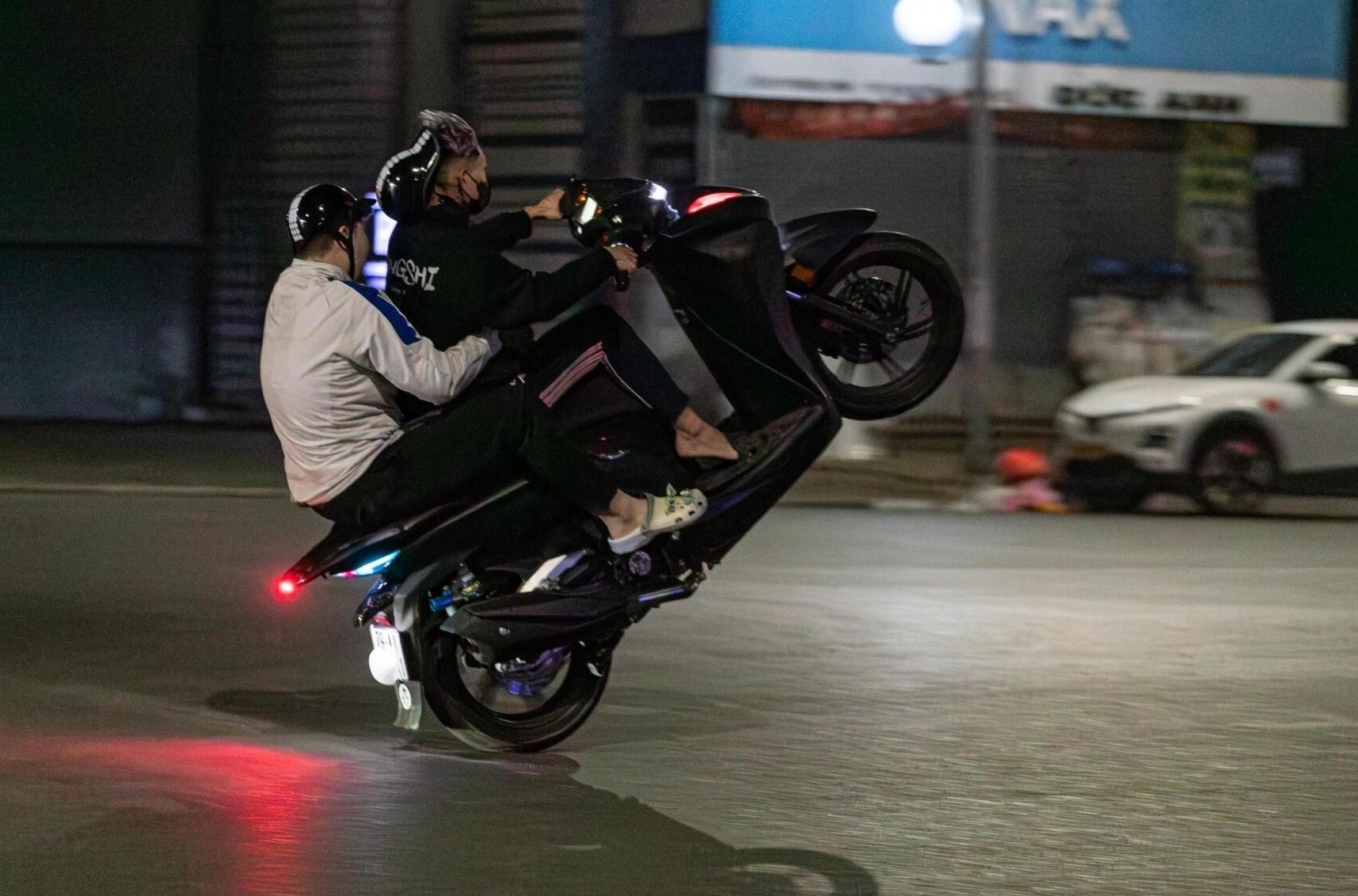 Quai xe kep 4, boc dau, ru ga kinh hai tren pho Ha Noi giua dem khuya hinh anh