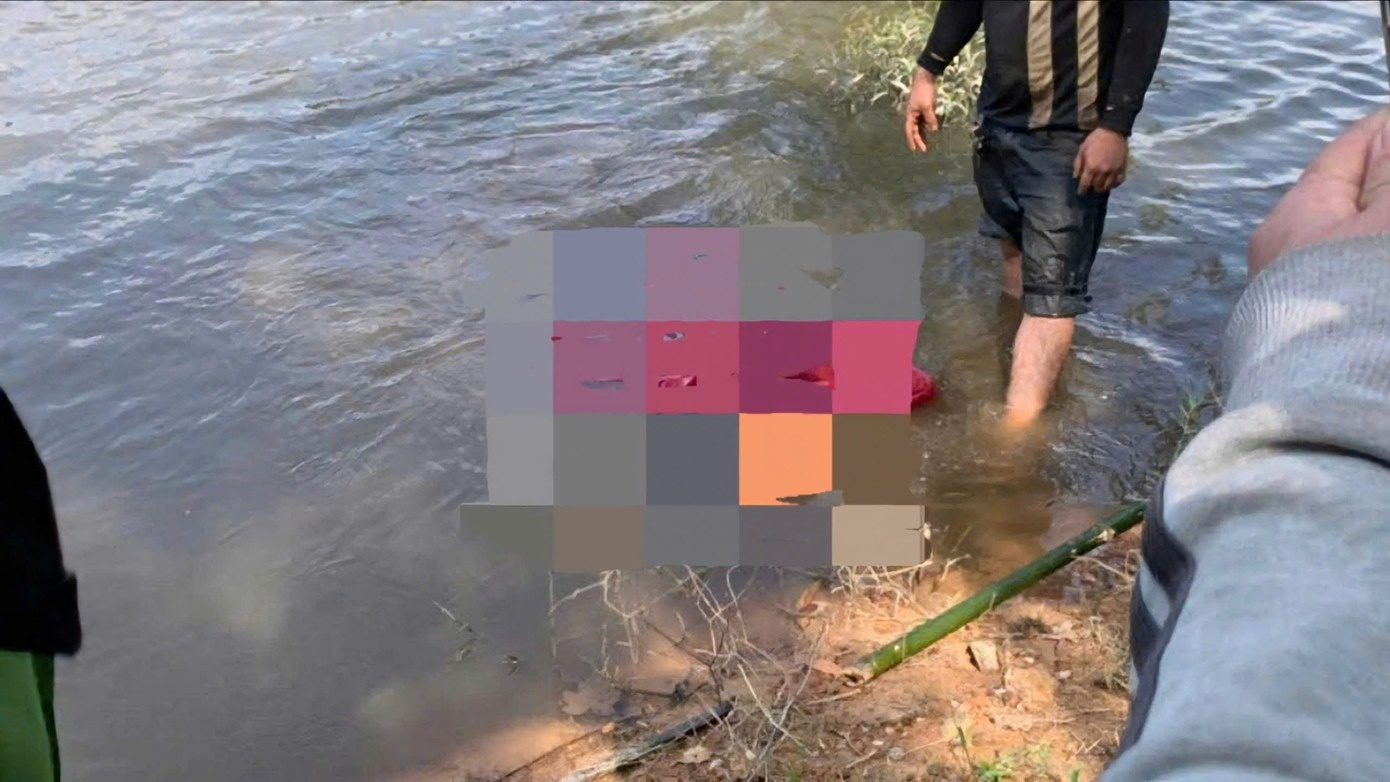 Phat hien thi the nam gioi noi tren mat ho o Hue hinh anh