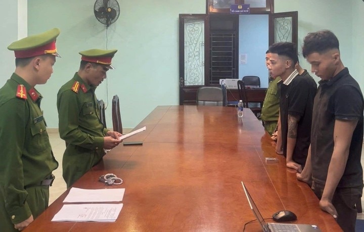 Ba thanh nien di oto len cong truong cao toc Bac - Nam trom vat tu hinh anh