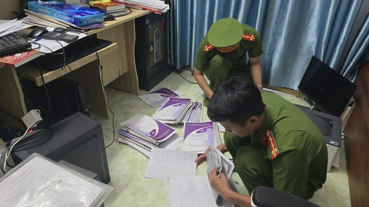 Bat giu 4 nguoi trong duong day lam gia chung thu tham dinh gia hinh anh