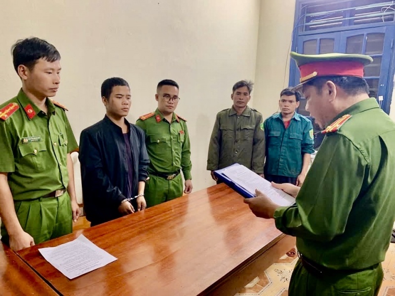 Hai anh em ru nhau di trom xe may hinh anh