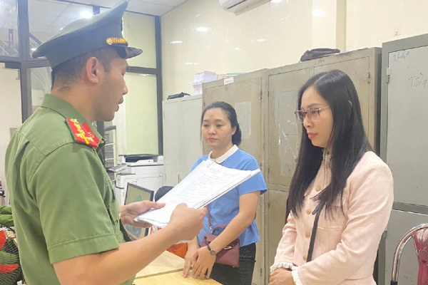 Bat 9 doi tuong to chuc cho nguoi khac tron di nuoc ngoai hinh anh