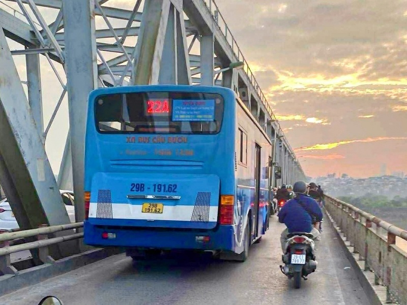 Nguoi dan buc xuc xe buyt di au, CSGT xac minh xu phat hinh anh