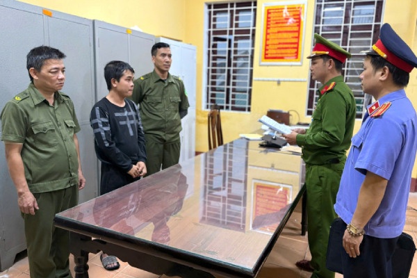 Dua con di hoc 'tien tay' giat day chuyen cua hoc sinh cung truong con hinh anh