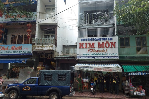 Cong an xuat hien tai tiem vang Kim Mon noi tieng o Dak Lak hinh anh