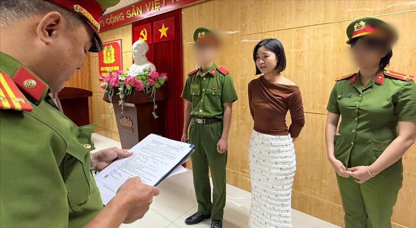 Lam gia hop dong,  Mua ban dat dai,  Lua tien ban than anh 1