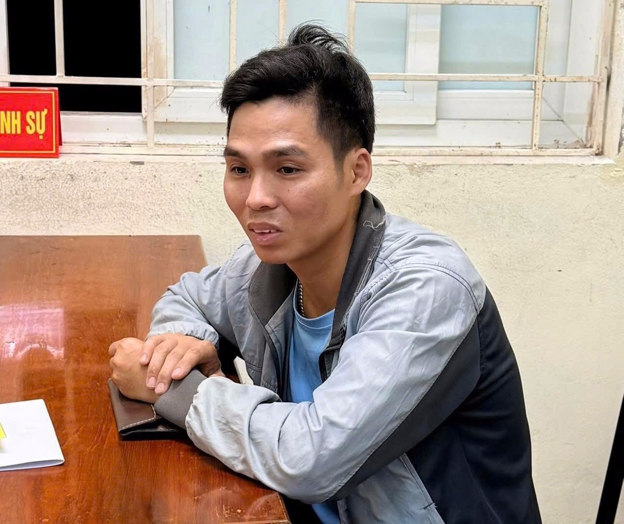 Tam giu tai xe oto tai lao xe vao CSGT khi bi kiem tra hinh anh