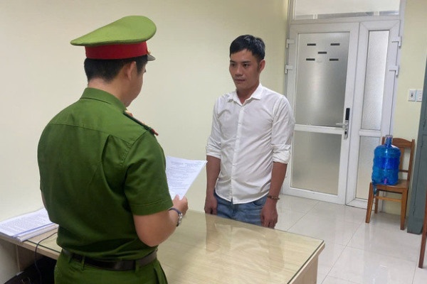 Khoi to doi tuong thue nguoi vao Ho Nuoc khai thac vang trai phep hinh anh