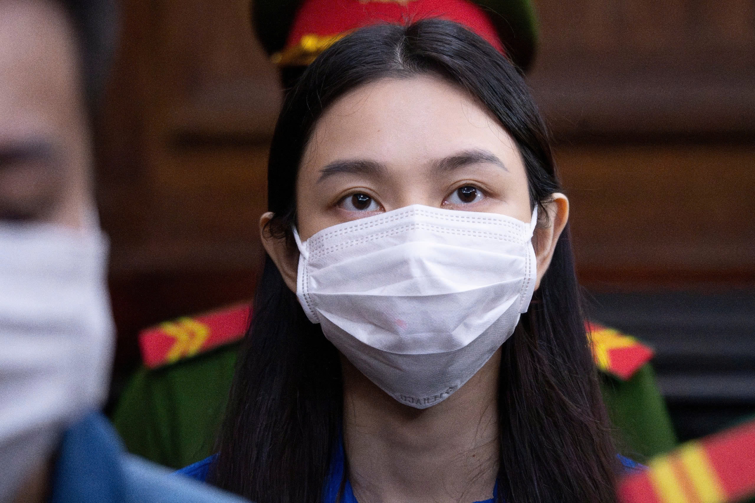 Loi khai ban dau tai toa cua hoa hau Thuy Tien va nhom Chi Em Rot hinh anh