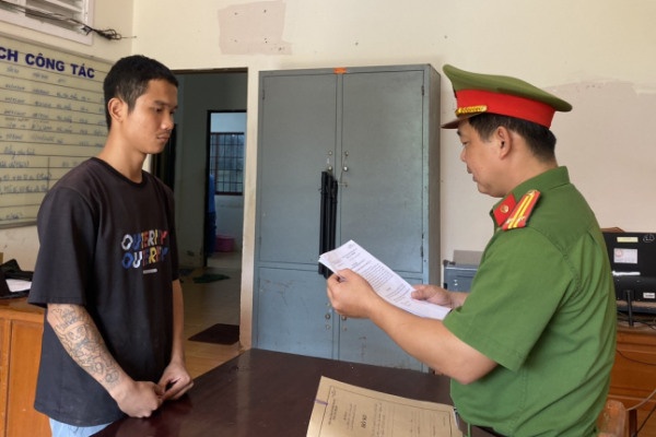 Bat tam giam doi tuong xam hai be gai 14 tuoi hinh anh