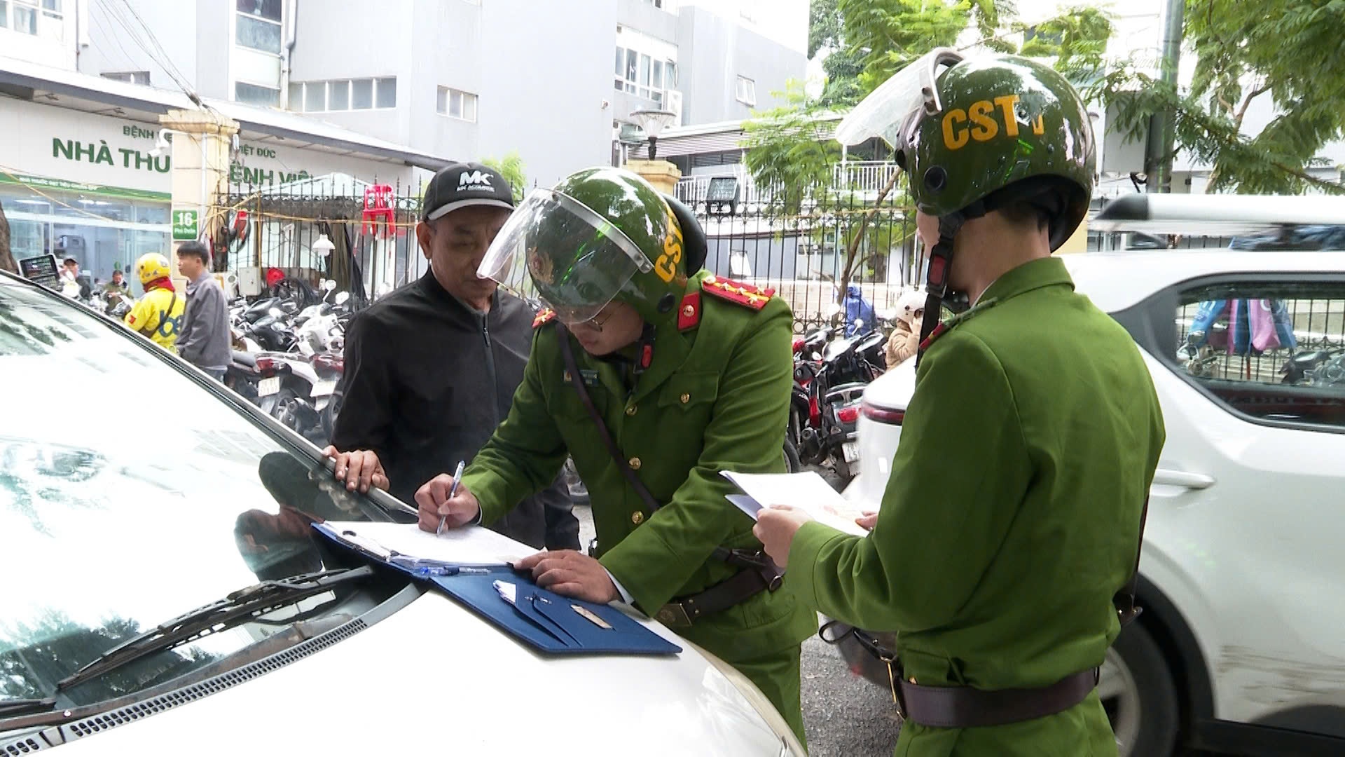 Phuong kieu mau,  Ve ANTT anh 3