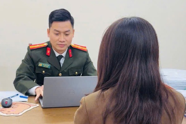 Cong an Ha Noi xu ly mot nguoi phu nu dang tai thong tin sai su that hinh anh