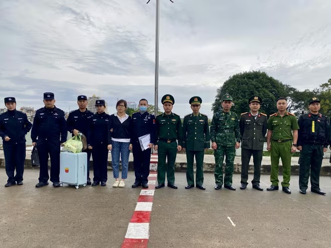 Truc xuat nguoi phu nu bi truy na ve toi lua dao chiem doat tai san hinh anh