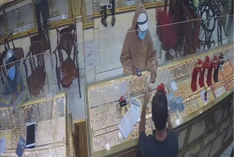 Truy bat doi tuong cuop giat day chuyen tai tiem vang hinh anh