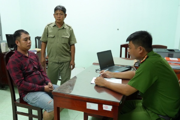 Chem 'tinh dich' roi cho ban gai bo tron hinh anh