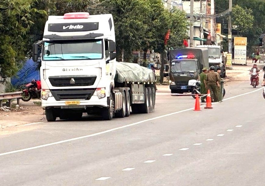 Tong duoi xe dau keo, tai xe xe may tu vong tai cho hinh anh