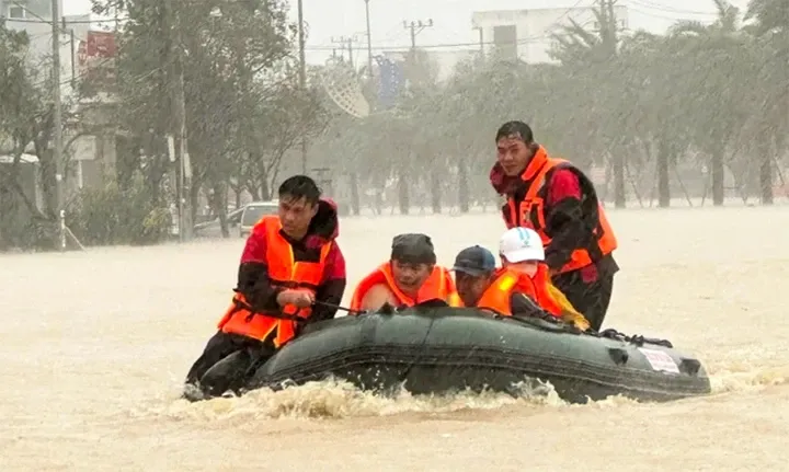Tin mua lon tren 250 mm o mien Trung va du bao thoi tiet 10 ngay toi hinh anh