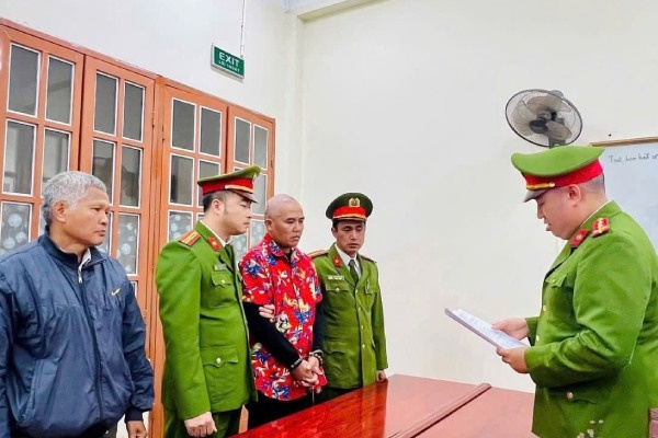 Bat doi tuong dieu khien xe may che bien so, danh vong hinh anh