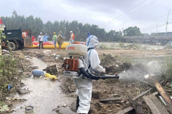 Bao so 15 doi huong va tiep tuc di chuyen cham hinh anh