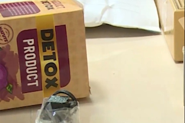 Bi canh sat bao vay, nhom toi pham ma tuy dung sung chong tra hinh anh