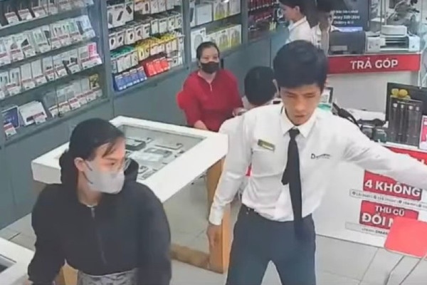 Nhat duoc the tin dung mang di mua dien thoai, nu nghi pham bi tam giu hinh anh