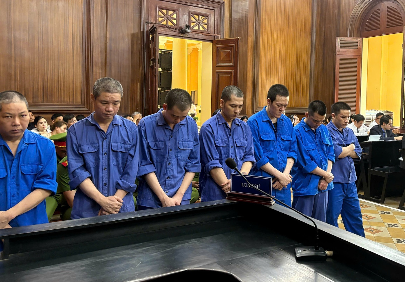 Xet xu,  cuu can bo thue,  bao ke anh 1